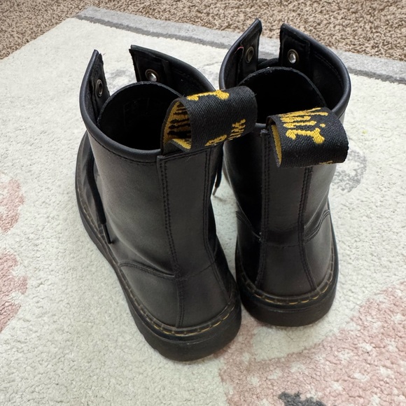 Women size 8 Doc Martens barely worn - Picture 4 of 6